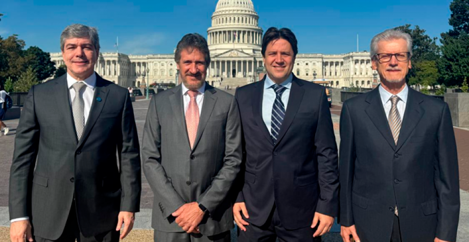 André Rocha, presidente executivo do Sifaeg/ Sifaçúcar e presidente da Federação das Indústrias do Estado de Goiás (Fieg); Wilton Machado, CEO da Brasil Minérios; Henrique Penna de Siqueira, diretor Comercial e de Logística; e Júlio Capobianco Filho, vi