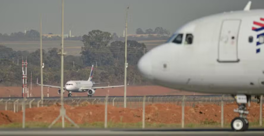 Lei prevê que, em 2027, 1% do combustível de aviação no Brasil seja de origem sustentável — Foto: Marcelo Camargo/Agência Brasil