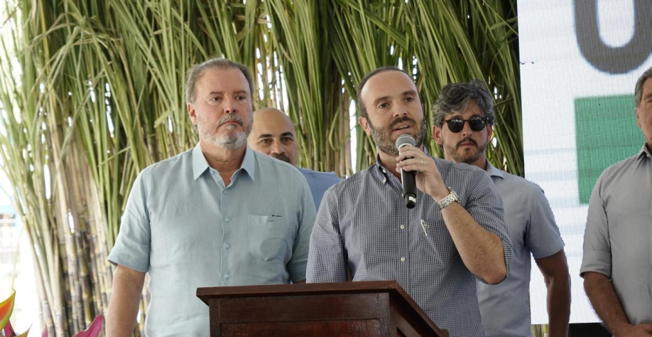 Pedido feito por Edgar Antunes e prontamente atendido por Eduardo Queiroz Monteiro ocorreu durante a missa de abertura da safra da Usina Utinga - Foto: Assessoria