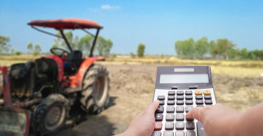 Bancos exigem máquinas agrícolas ou a propriedade como garantia de produtores endividados. | Foto: Adobe Stock