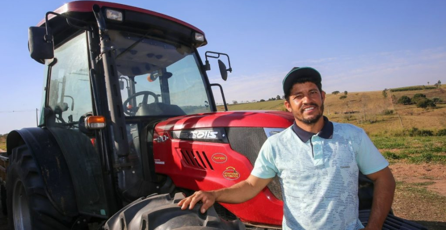 Legenda: Marcos de Oliveira, beneficiário do Pró-Trator em sua propriedade em Gália(SP)