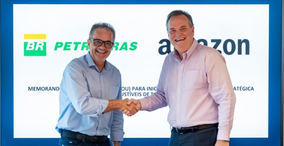 Diretor de Logística da Amazon Brasil, Ricardo Pagani; e o diretor de Logística, Comercialização e Mercados da Petrobras, Claudio Schlosser; durante celebração do MOU (Foto: Ricardo Lopes / Agência Petrobras)