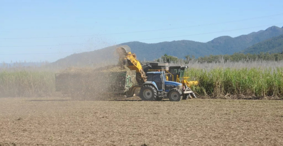 Tratores em operação em lavoura de cana-de-açúcar (Foto Kathryn Bowman/Pixabay)