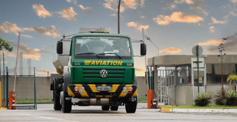 Caminhão da BR Aviation abastecido com diesel verde para as operações no Aeroporto Internacional Tom Jobim/Galeão, no Rio (Foto Divulgação)