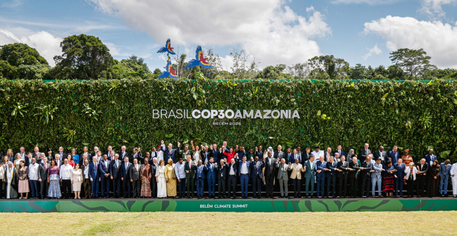 Lideres posam para a foto de familia durante a Conferência das Nações Unidas sobre Mudanças Climáticas COP 30. Foto de Hermes Caruzo/COP30