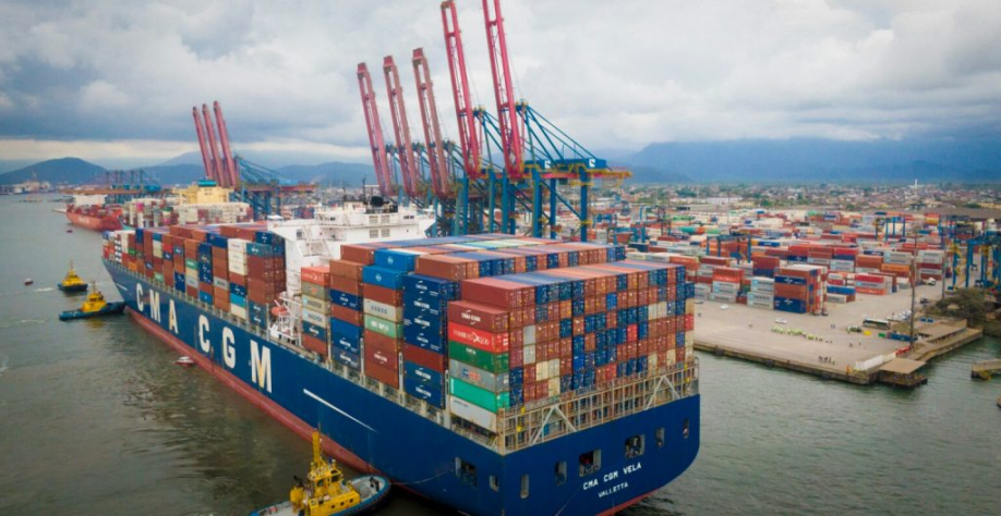 Navio porta-contêineres atracado no Porto de Santos (SP), o maior complexo portuário da América Latina