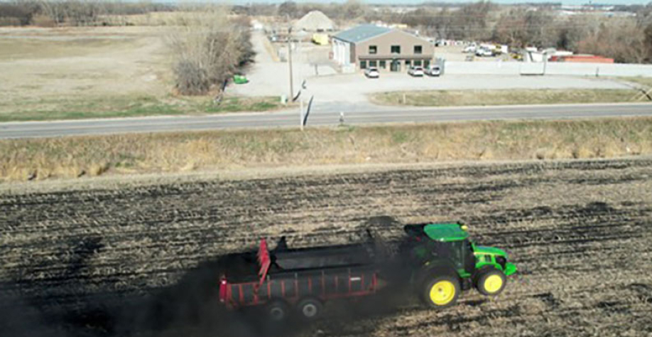 O resultado de ambos - BECCS e biochar - evita que o carbono retorne à atmosfera. Na foto, pesquisa conduzida por cientistas do Nebraska (biochar sendo testado em campo). Foto: Divulgação