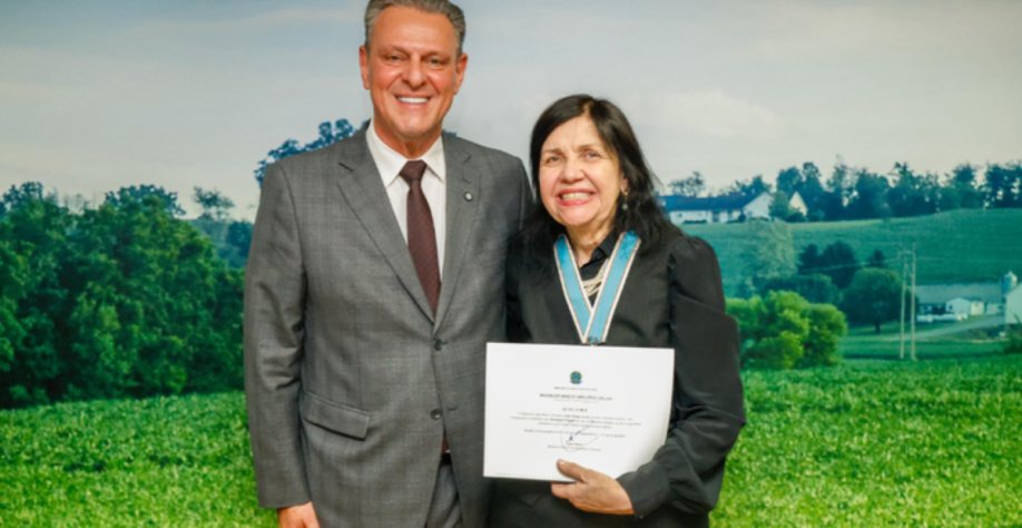 Mariangela Hungria recebeu medalha de mérito do ministro Carlos Fávaro. Foto: Mapa/Divulgação