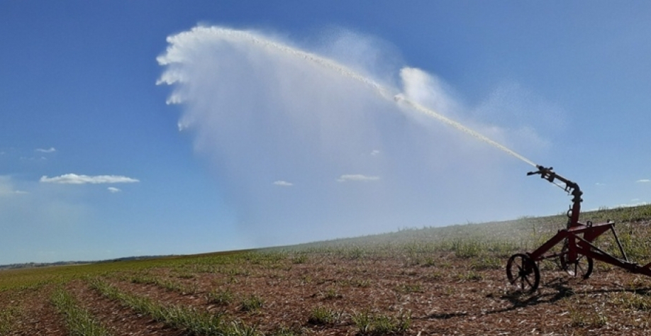 Impossibilidade estrutural de implantação da telemetria em sistemas móveis de captação de água utilizados na irrigação de salvamento foi um dos motivos que levaram agentes do setor a convocar reunião. Foto: Banco de imagens internet