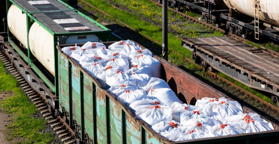 De 2021 a 2024, apenas 14% do transporte de fertilizantes no Brasil foi feito por ferrovias. Foto: Adobe Stock