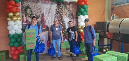 Alcoolvale entrega kits de Natal a colaboradores