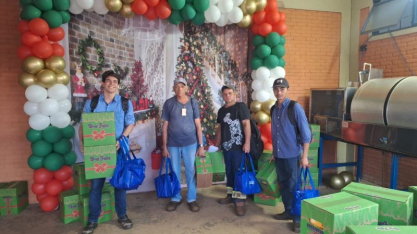 Alcoolvale entrega kits de Natal a colaboradores
