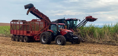 Trator movido a etanol da Case, em teste na Usina São Martinho, pode ser novidade na Agrishow 2026