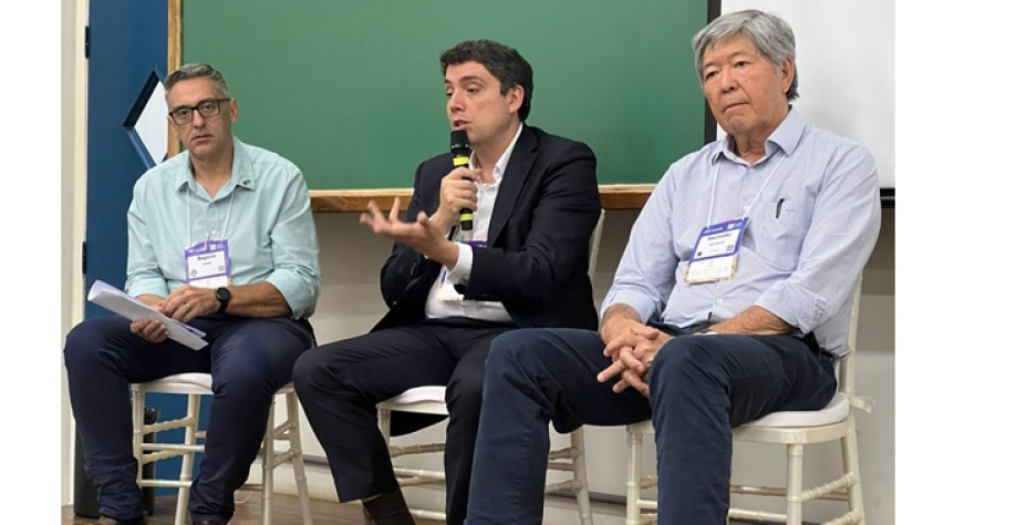 CEO da SCA Brasil, Martinho Ono, a direita,