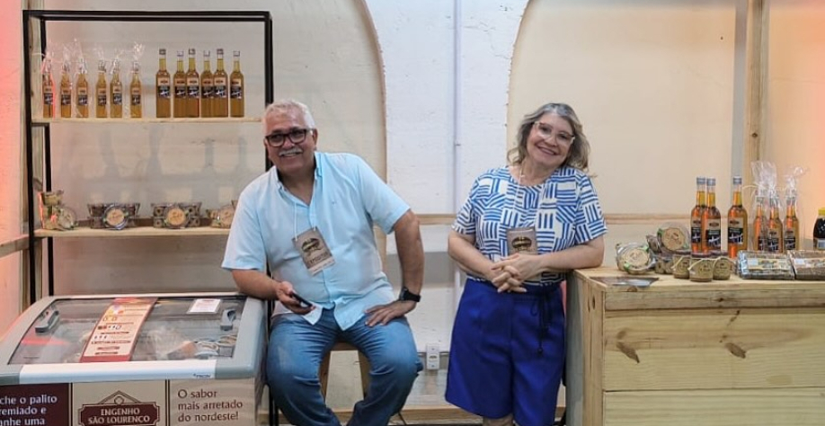 Maurício Brandão e Sylvia Patriota apresentam a linha de produtos à base de rapadura do Engenho São Lourenço durante a Expoagro - Foto: Reprodução