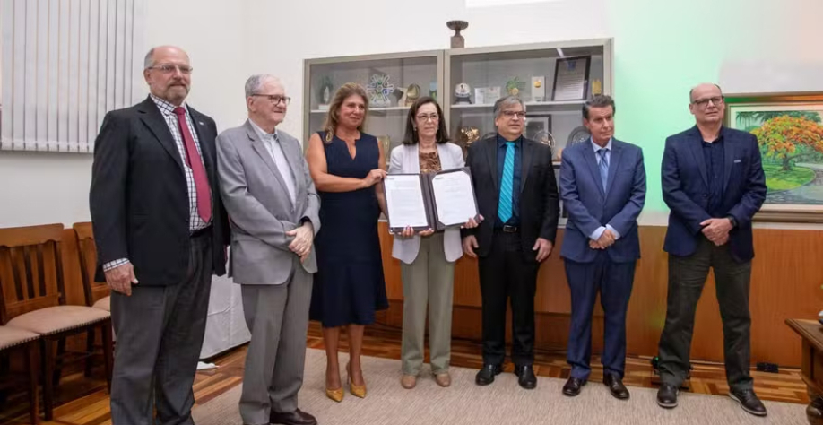 Assinatura do convênio que formaliza a criação do Centro de Pesquisa Aplicada em Inovação e Sustentabilidade da Citricultura, o CPA Citros — Foto: Fundecitrus/Divulgação