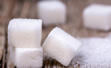 Açúcar amplia queda no mercado internacional e recua também no Brasil