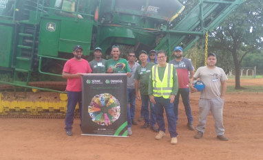 Colaboradores da Alcoolvale renovam conhecimento sobre colhedoras