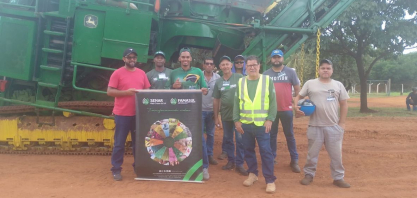 Colaboradores da Alcoolvale renovam conhecimento sobre colhedoras