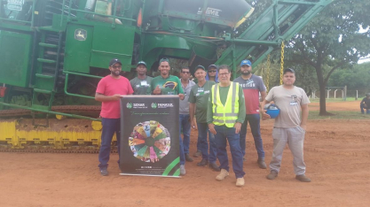 Colaboradores da Alcoolvale renovam conhecimento sobre colhedoras