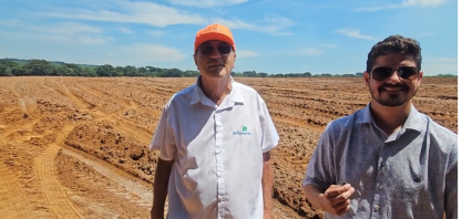 O pesquisador Hélio do Prado e Giuliano Beggio Francischini, CEO da Beggio Lorenzo Agropecuária, falam sobre o trabalho realizado para melhorar os solos da propriedade