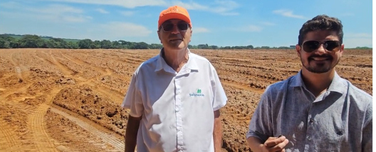 O pesquisador Hélio do Prado e Giuliano Beggio Francischini, CEO da Beggio Lorenzo Agropecuária, falam sobre o trabalho realizado para melhorar os solos da propriedade