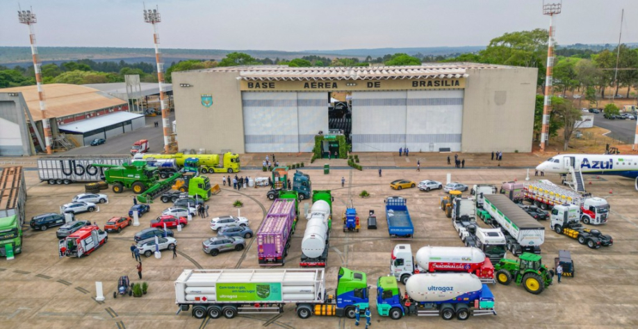 Exposição de veículos com tecnologias de baixa emissão durante a cerimônia de sanção do Combustível do Futuro (Foto Ricardo Stuckert/PR)