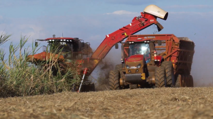 Trator movido a etanol da Case, em teste na Usina São Martinho, pode ser novidade na Agrishow 2026