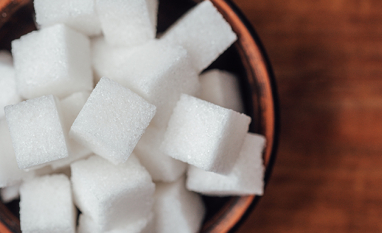 Açúcar recua nas bolsas internacionais, enquanto mercado interno registra leve alta