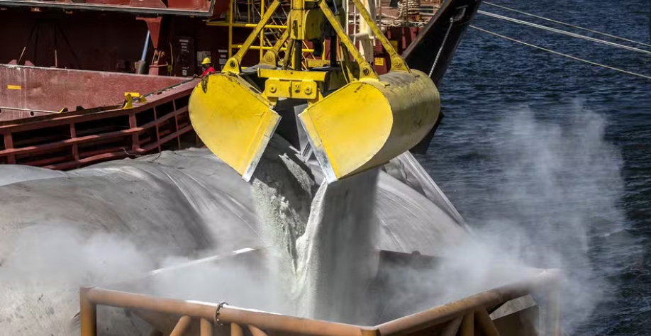 O preço da ureia, fertilizante nitrogenado usado nas lavouras brasileiras, já aumentou 35% desde o início da guerra no Irã — Foto: Cláudio Neves/Portos do Paraná