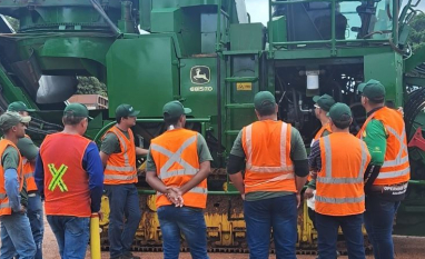 Alcoolvale promove capacitação para operadores de colhedora de cana-de-açúcar