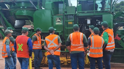 Alcoolvale promove capacitação para operadores de colhedora de cana-de-açúcar