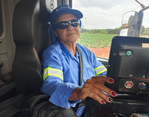 Aos 66 anos, Maria Soares opera equipamentos de alta complexidade (Foto: Divulgação)