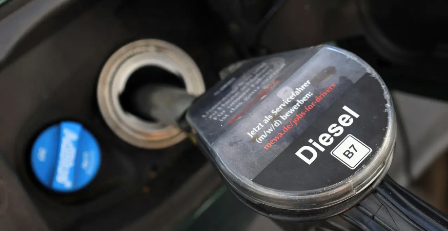 Bico de abastecimento de diesel é visto durante o reabastecimento de um carro em um posto de combustível, após a invasão da Ucrânia pela Rússia, em Bad Honnef, perto de Bonn, Alemanha, 13 de março de 2022. REUTERS/Wolfgang Rattay/FOTO DE ARQUIVO