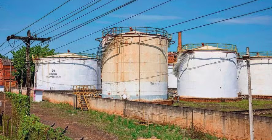 Depósitos de etanol em Piracicaba, no estado de São Paulo: maior inserção na cadeia produtiva — Foto: Victor Moriyama/Bloomberg