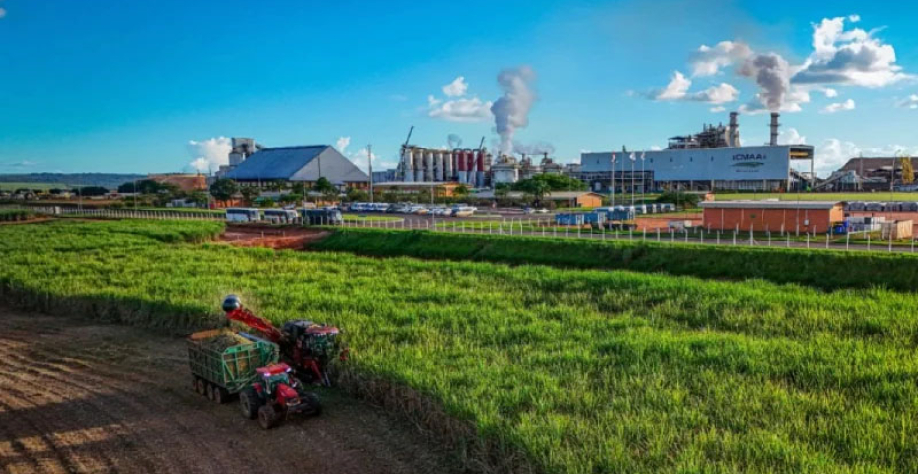O etanol é produzido em usinas | Crédito: Companhia Mineira de Açúcar e Álcool (CMAA)