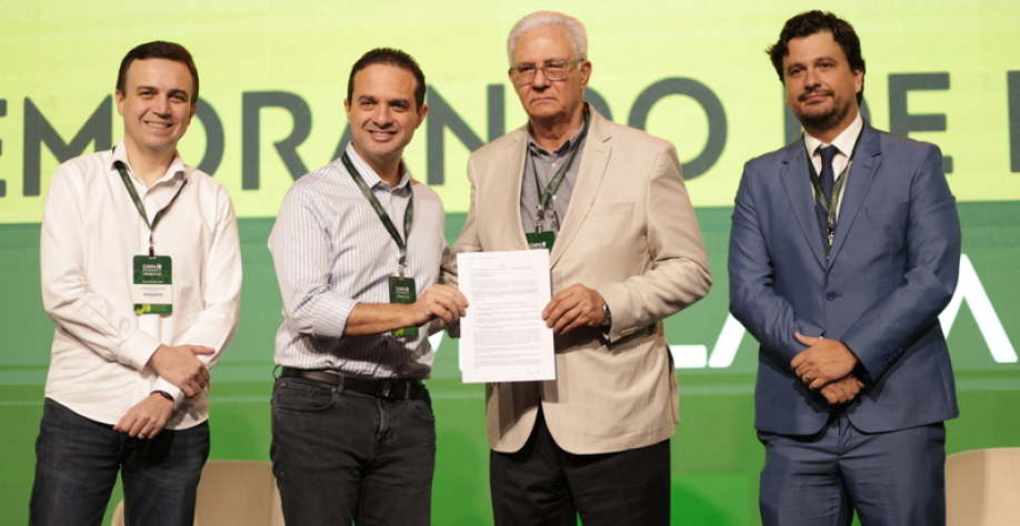 Luciano Rodrigues e Evandro Gussi, da UNICA, Roberto Cestari e José Guilherme Nogueira, da ORPLANA, formalizam acordo no Cana Summit 2026 (Crédito: Pilan Comunica)