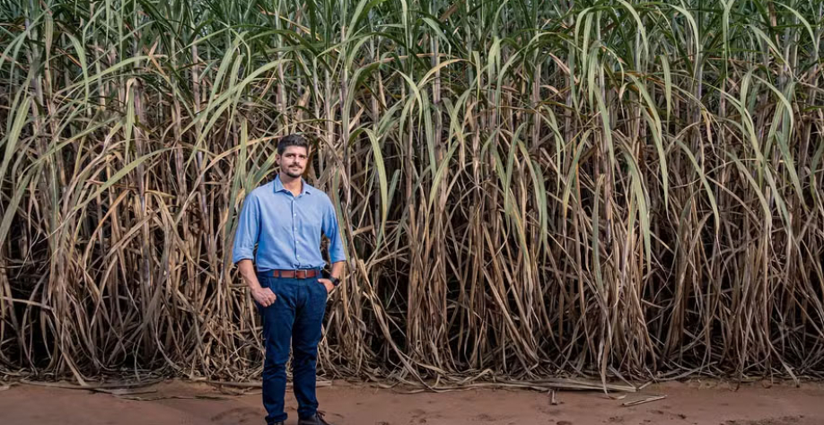 Giuliano Beggio, produtor de cana em Matão (SP): ele faz uma única aplicação de fertilizante químico na safra, em talhões de reforma de canavial — Foto: Thiago de Jesus