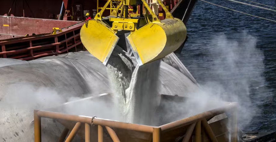 Descarga de fertilizantes no Porto de Paranaguá (PR): quadro atual estimula alianças estratégicas no segmento — Foto: Cláudio Neves/Portos do Paraná