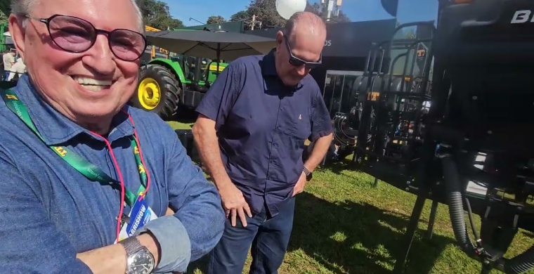 Na Agrishow 2026, Edilson Maia apresentou o Bisturi Canavieiro para Beto Artioli