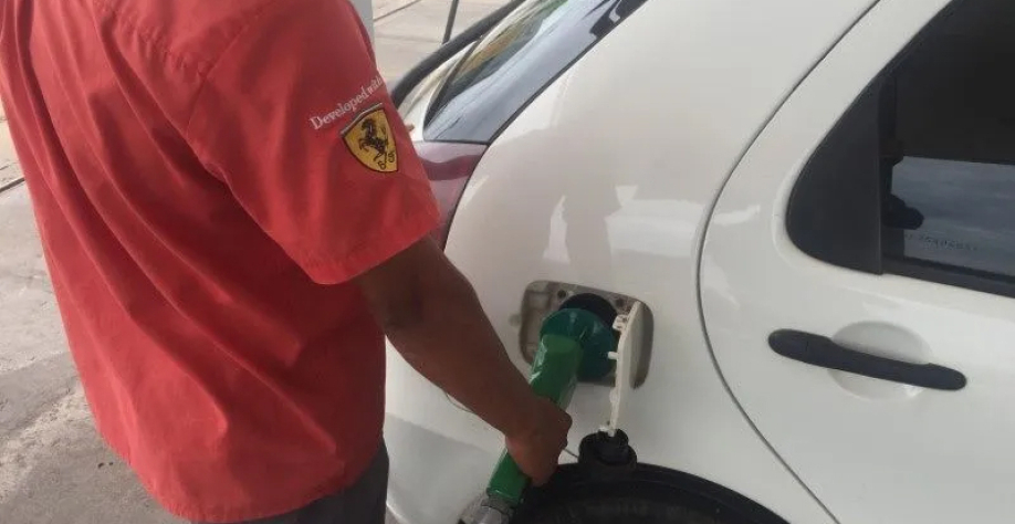 Funcionário de um posto de gasolina enche o tanque de um carro com etanol em Cuiabá  • REUTERS/Marcelo Teixeira