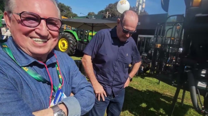 Na Agrishow 2026, Edilson Maia apresentou o Bisturi Canavieiro para Beto Artioli