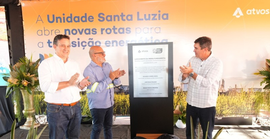 José Paulo Paleari, prefeito de Nova Alvorada do Sul, Bruno Serapião, CEO da Atvos, e Eduardo Riedel, governador de Mato Grosso do Sul, durante o descerramento da placa da cerimônia de lançamento da Pedra Fundamental da primeira planta de etanol de milho 
