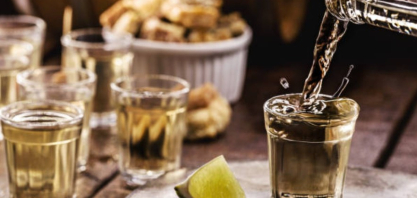 Dia da Cachaça: fiscalização atua para garantir a qualidade da bebida e a segurança do consumidor
