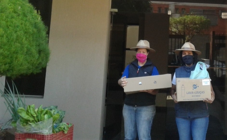 As irm&atilde;s Cris e Mary Paiva, seguindo os protocolos sanit&aacute;rios da Covid-19, levam suas guloseimas para as clientes