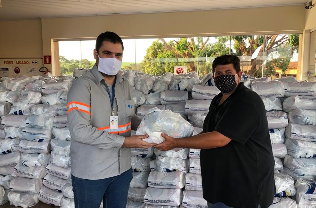Em parceria com a VLI, a Tereos disponibilizou &aacute;lcool 70% e duas mil cestas b&aacute;sicas para caminhoneiros  Foto: Divulga&ccedil;&atilde;o Tereos/VLI  
